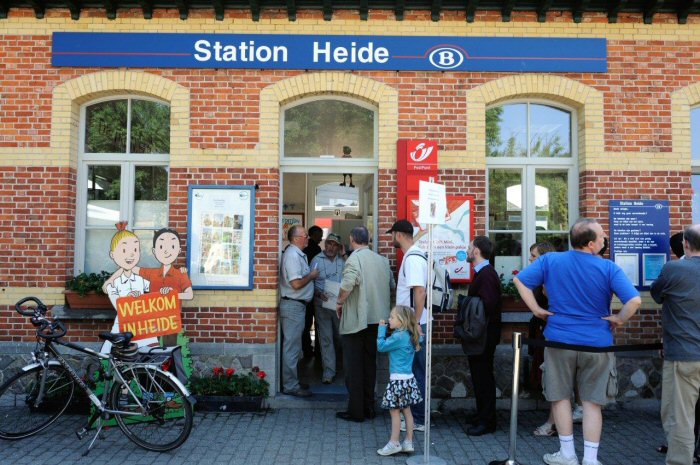 Drukte bij station Heide voor Suske en Wiske postzegels