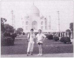 Paul Geerts en zijn zoon Erwin voor de Taj Mahal