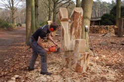Pol Trekker werkt aan de houtsculptuur van Suske en Wiske