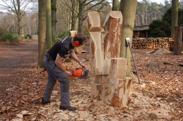 Pol Trekker werkt aan de houtsculptuur van Suske en Wiske